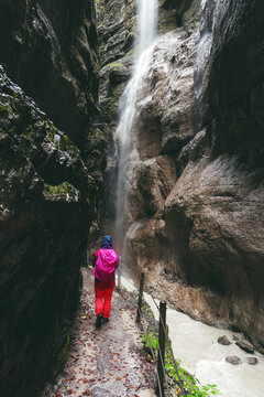 einzelner Besucher in der Partnach Klamm