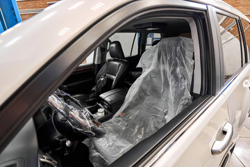 Put on protective covers when taking the car in service. Steering wheel with protective cover on. Car pre-sale