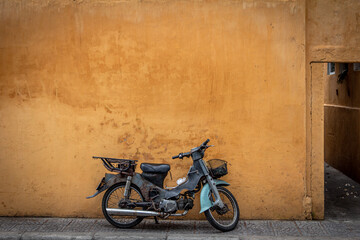 Obraz na płótnie Canvas Old bicycle against the wall