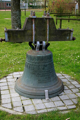 Obraz premium Die alte Glocke des Wyker Glockenturms. Wyk auf Foehr, Friesland, Schleswig-Holstein, Deutschland, Europa -- Old bell of Wyk bell tower. Schleswig-Holstein, Europe