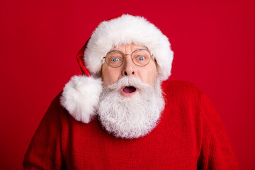 Close up portrait of astonished old man in santa claus hat look unbelievable x-mas news open mouth wear sweater isolated over bright color background