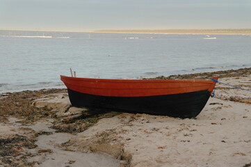Naklejka premium wooden fishing boat on the White sea coast of a fishing village