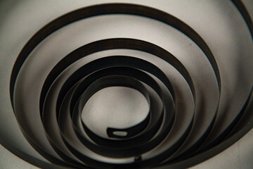 Espiral de metal negro sobre fondo blanco