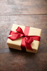 Geschenk mit Packpapier und rotem Schleifenband