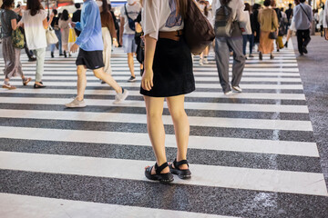 渋谷スクランブル交差点の若い女性の後ろ姿