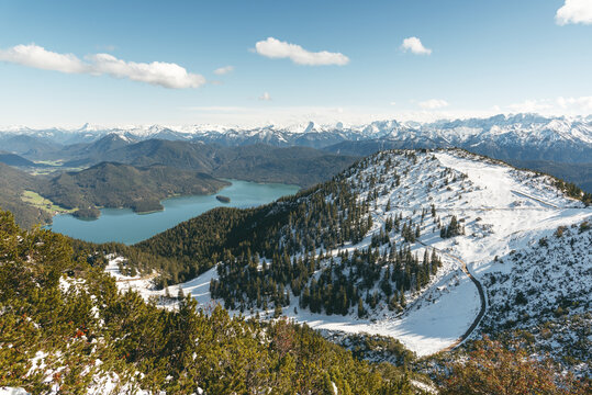 Ausblick vom Herzogstand Richtung Walchensee und Alpen bei Neuschnee