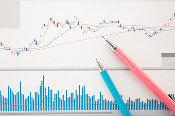 ボールペンと株価のグラフ