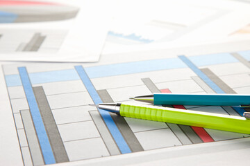 ボールペンとグラフ