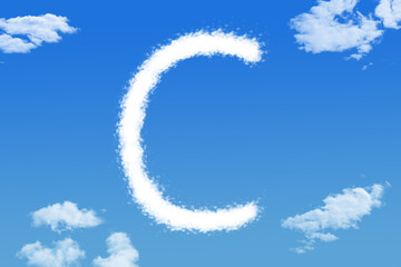 Naklejka premium Letter C cloud shape on blue sky