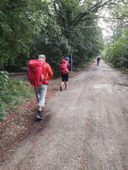 Coppia di escursionisti con zaino lungo la strada del pellegrinaggio