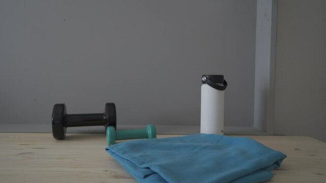 Material de fitness y gimnasio sobre mesa de madera