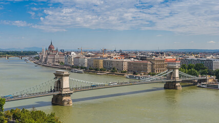 Fototapeta premium Blick auf Budapest mit Kettenbrücke und Parlamentsgebäude