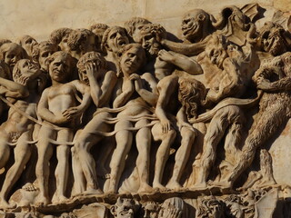 I peccatori, bassorilievo esterno, Duomo di Orvieto.