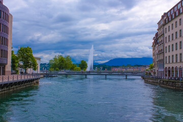 Fototapeta na wymiar Exterior views of the buildings and fountain at the Geneva Lake