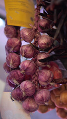 Ajos colgado en la frutería de un mercado