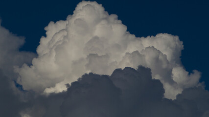Naklejka na ściany i meble Gros cumulus au contraste très élevé, d'un blanc immaculé