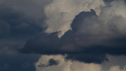 Ciel tumultueux, envahi de cumulus très sombres