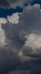 Développement intense de cumulus, temps orageux et très instable