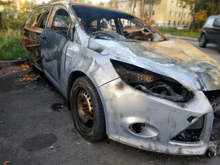 Obraz na płótnie Canvas car in a parking lot burned by vandals
