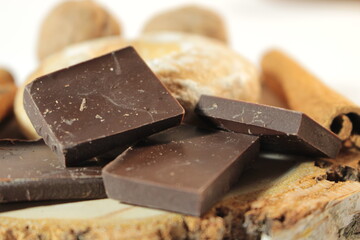 Coffee beans, cinnamon, round gingerbread, chocolate