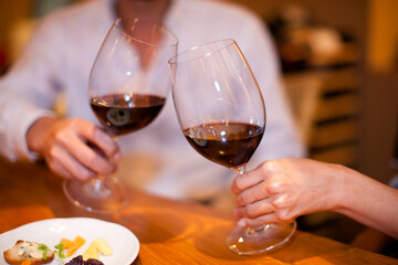 赤ワインで乾杯をするカップル