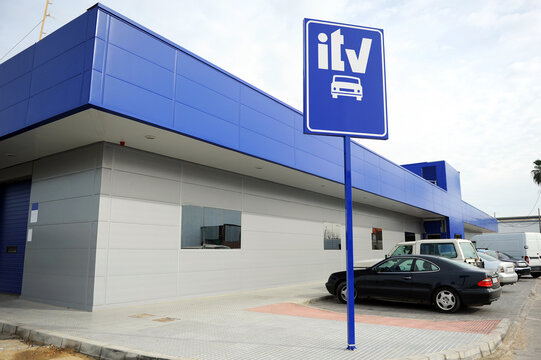 Se&ntilde;al de inspecci&oacute;n t&eacute;cnica de veh&iacute;culos ITV. Autom&oacute;viles y furgonetas a la espera de inspecci&oacute;n t&eacute;cnica peri&oacute;dica reglamentaria, Espa&ntilde;a