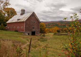 Fototapeta na wymiar Vermont barn on a cloudy Fall day