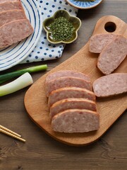 사각형 모양의 돼지고기 햄과 채소, 김치