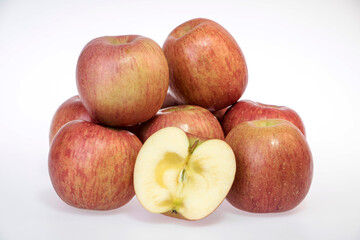 Fototapeta na wymiar fresh and delicious apple isolated on white background 