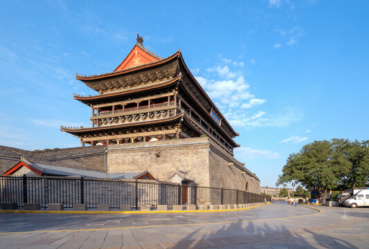 Xi'an Drum Tower is a famous ancient architectural landmark.Translation:"Civil and military officials gather"