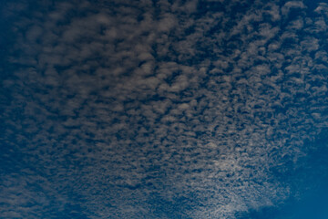 Stratuswolken am blauen Himmel