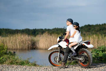 オフロードバイクに2人乗りをする父と娘