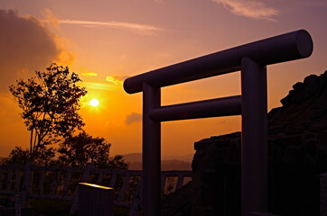 Fototapeta premium 山頂神社と夕暮れ
