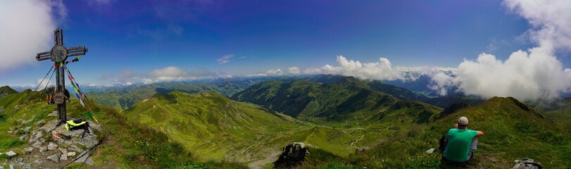 Panoramablick vom Gipfelkreuz des Gei&szlig;stein in den Kitzb&uuml;hler Alpen