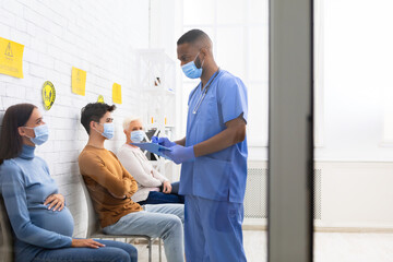 Doctor Talking With Pregnant Woman Before Coronavirus Vaccination In Clinic