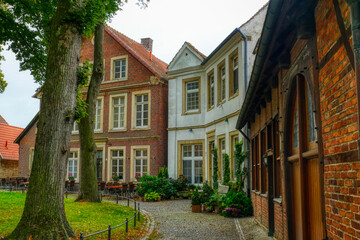 Fototapeta na wymiar Historische Häuser auf einem Kirchplatz in Billerbeck