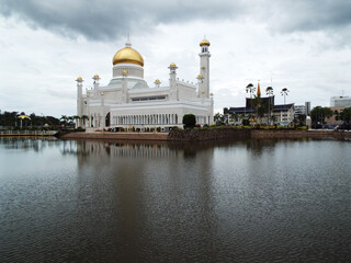 Fototapeta na wymiar Bandar Seri Begawan, Brunei, January 25, 2017: Sultan Omar Ali Saifuddin Mosque next to a lake in Brunei