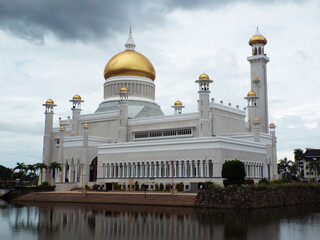 Fototapeta na wymiar Bandar Seri Begawan, Brunei, January 25, 2017: Sultan Omar Ali Saifuddin Mosque in Brunei