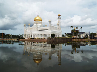 Fototapeta na wymiar Bandar Seri Begawan, Brunei, January 29, 2017: Sultan Omar Ali Saifuddin Mosque reflected in the water of a lake in Brunei
