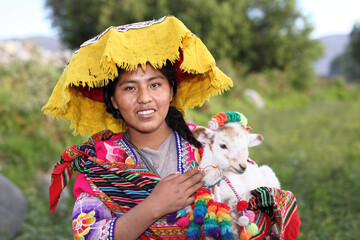 Peruanerin mit traditioneller Tracht in Arequipa.