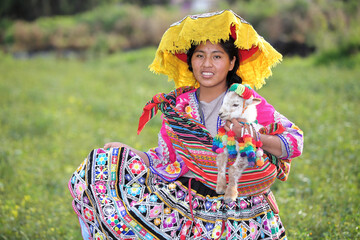 Peruanerin mit traditioneller Tracht in Arequipa.