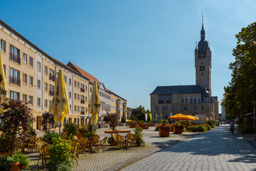 Stadtverwaltung mit Marienkirche auf dem Marktplatz von Dessau