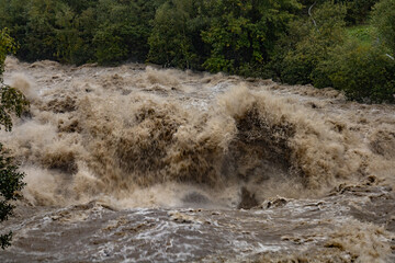 Die Reuss bei Wassen UR führt Hochwasser