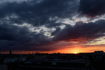 Coucher de soleil, ciel charge de nuages, Paris