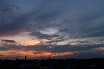 Crepuscule, Paris, nuages parsemes