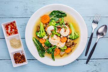 Noodles with shrimp in gravy sauce