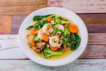 Noodles with shrimp in gravy sauce