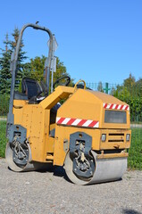 walec ,roboty drogowe , walcowanie ,walcowanie kamienia ,zagęszczanie kamienia , walcowanie asfaltu ,układanie asfaltu ,budowa drogi , budowa dróg , walcowanie nawierzchni , walec mały , usługi drogi  © Szymon
