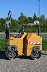 walec ,roboty drogowe , walcowanie ,walcowanie kamienia ,zagęszczanie kamienia , walcowanie asfaltu ,układanie asfaltu ,budowa drogi , budowa dróg , walcowanie nawierzchni , walec mały , usługi drogi  © Szymon