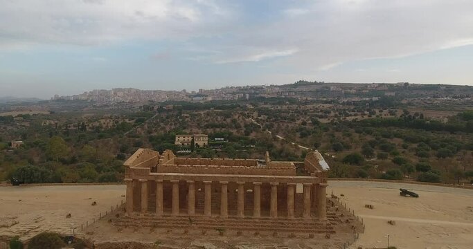 La Valle dei Templi &egrave; un parco archeologico della Sicilia caratterizzato dall'eccezionale stato di conservazione e da una serie di importanti templi dorici del periodo ellenico.